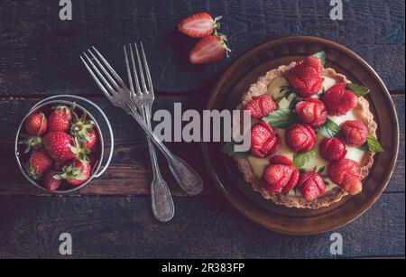 Une tarte maison aux fraises et au pudding à la vanille Banque D'Images