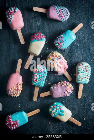 Cake pops en forme de sucettes glacées avec glaçage de couleur vive (vu du dessus) Banque D'Images