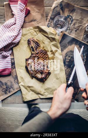 Un steak de cheval grillé sur du papier de cuisson Banque D'Images