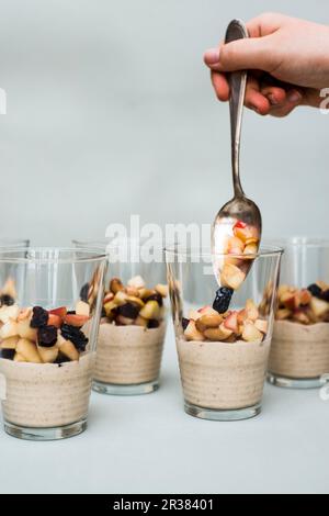 Crème à la noix de cajou et fruits dans des verres Banque D'Images