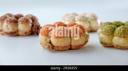 Différents types de Paris-Brest (pâte de choux avec une crème à la praline) Banque D'Images