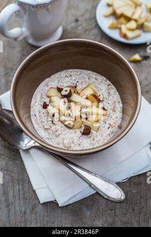 Porridge aux pommes et noisettes Banque D'Images