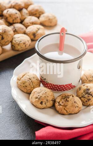 Petits gâteaux faits maison avec lait au chocolat, concentration sélective Banque D'Images