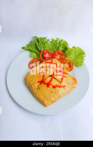 nasi goreng pattaya ou Pattaya Fried Rice (riz farci à omelette). Plat d'Asie du Sud-est fait en couvrant ou en emballant le riz frit au poulet, dans mince Banque D'Images