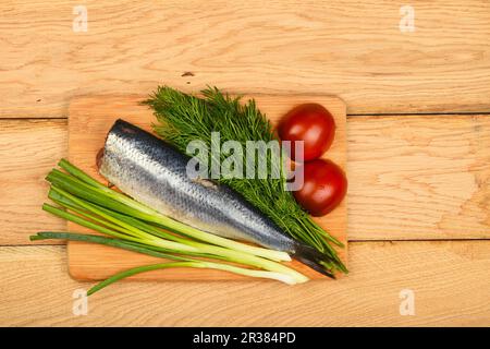 Filet double hareng avec des légumes sur la table en bois Banque D'Images