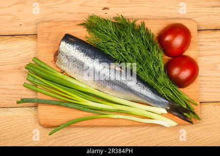 Filet double hareng avec des légumes sur la table en bois Banque D'Images