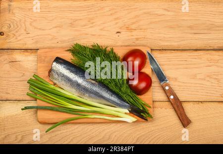 Filet double hareng avec des légumes sur la table en bois Banque D'Images