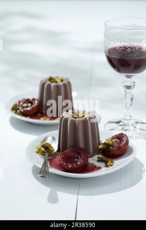 Abricots au vin de Banyuls avec glace au chocolat parfait et pistache cassante (sud de la France) Banque D'Images