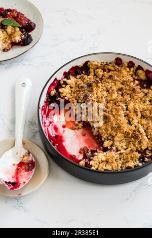 Crumble de baies de forêt dans un plat de cuisson Banque D'Images