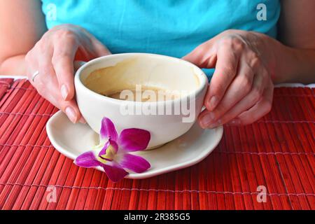 Deux femme hands holding Coffee cup with flower Banque D'Images