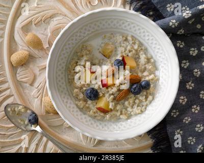 L'avoine porridge avec des amandes et des fruits Banque D'Images