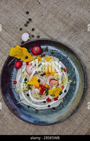 Salade colorée aux radis et fleurs de courgettes Banque D'Images