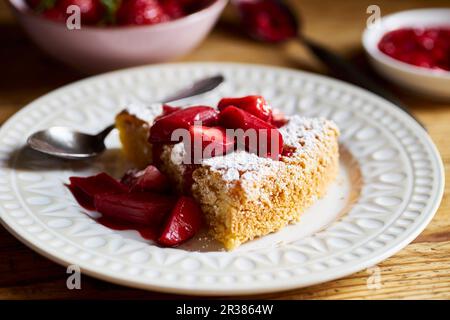 Tarta de Santiago (gâteau espagnol aux amandes) avec compote de fraise et de rhubarbe Banque D'Images