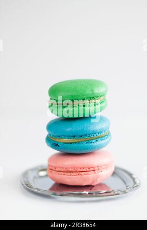 Macarons français colorés faits maison au citron Banque D'Images