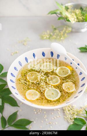 Elderflower cordial dans la fabrication Banque D'Images