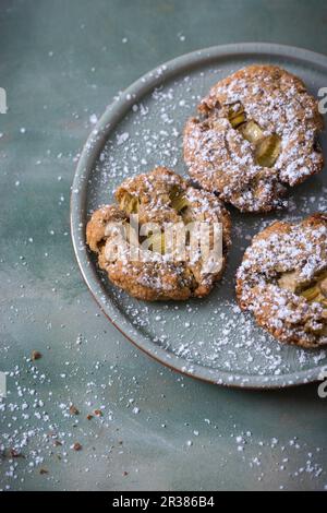 La rhubarbe et les cookies d'avoine (végétalien) Banque D'Images