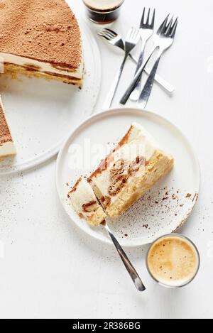 Une tranche de gâteau tiramisu maison Banque D'Images