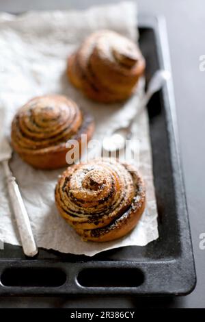 Petits pains faits maison avec graines de pavot et sucre dans une casserole Banque D'Images