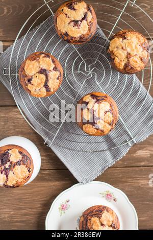 Muffins à la streusel aux myrtilles marbrées Banque D'Images