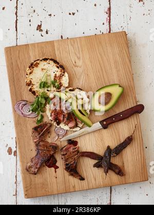 Jupe de steak tortillas avec avocat, oignon et coriandre Banque D'Images