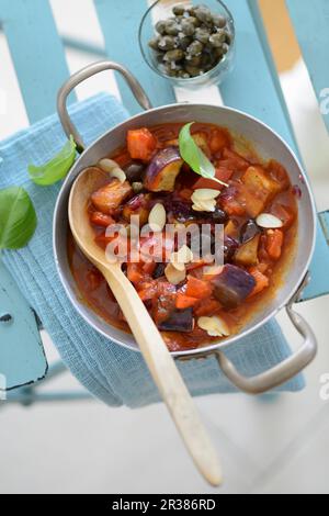 Caponata aux flocons d'amande et câpres Banque D'Images