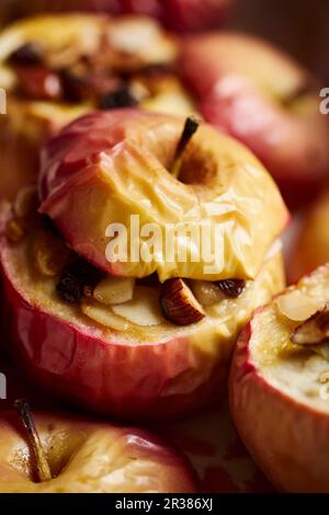 Pommes rôties farcies aux noix, aux amandes et aux raisins secs Banque D'Images