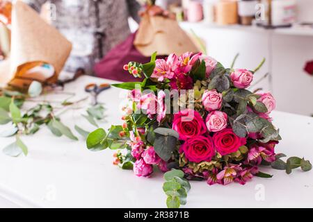 Bouquets fini sur la table Banque D'Images