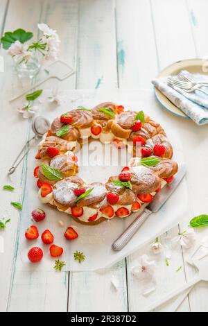 Couronne de profiterole à la crème fouettée et aux fraises à la menthe fraîche Banque D'Images