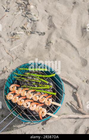 barbecue aux crevettes et asperges, sur la plage Banque D'Images