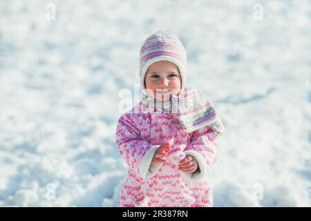 Girl jouit de la neige Banque D'Images