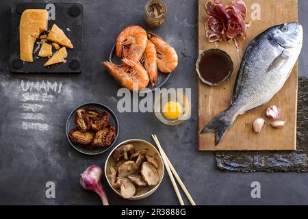 Parmesan, crevettes, anchois, tomates séchées, champignons shiitake,ail, œuf, jambon serrano, sauce soja Banque D'Images