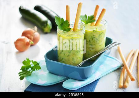 Soupe de courgettes dans des verres avec graissini Banque D'Images