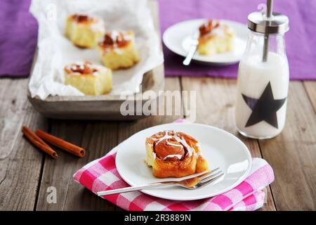 Petits pains à la cannelle et lait de riz Banque D'Images