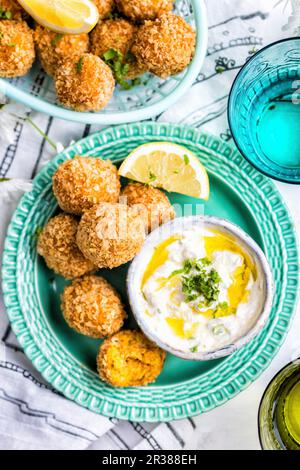 Falafel carotte avec tahini sauce trempette au yogourt Banque D'Images