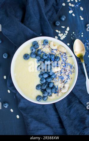 Un bol à smoothie à l'ananas avec des bleuets et des noix de cajou Banque D'Images