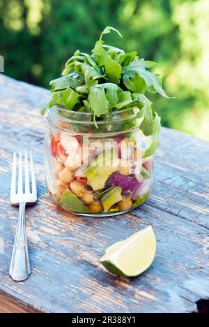 Salade saine à emporter dans un pot de maçon Banque D'Images