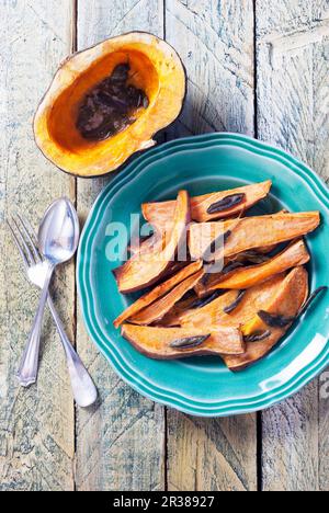 Courge musquée rôtie et patates douces garnies de sauge Banque D'Images