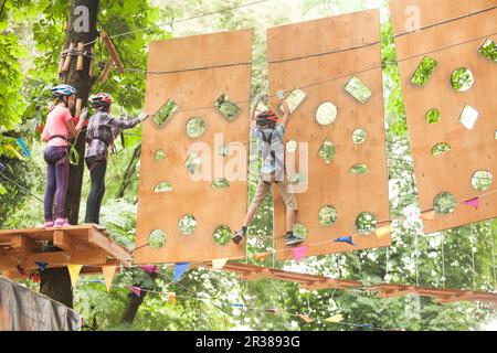 Dans une aire de jeux pour enfants Banque D'Images