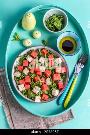 Salade de feta végétalienne et de pastèque à la menthe et à la roquette (vue de dessus) Banque D'Images