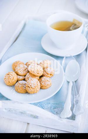 Biscuits amaretti et un thé Banque D'Images
