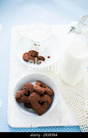 Biscuits au chocolat en forme de cœur et lait Banque D'Images