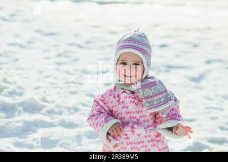 Girl jouit de la neige Banque D'Images