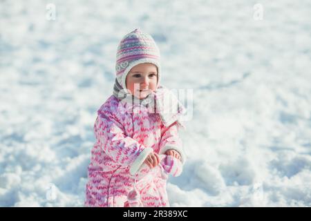 Girl jouit de la neige Banque D'Images