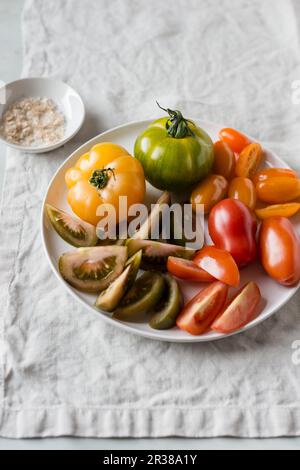 Une variété de tomates sur une plaque Banque D'Images