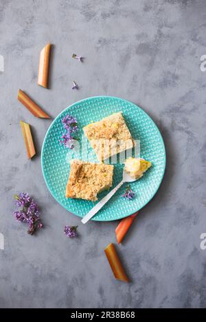 Deux morceaux de gâteau crumble à la rhubarbe Banque D'Images