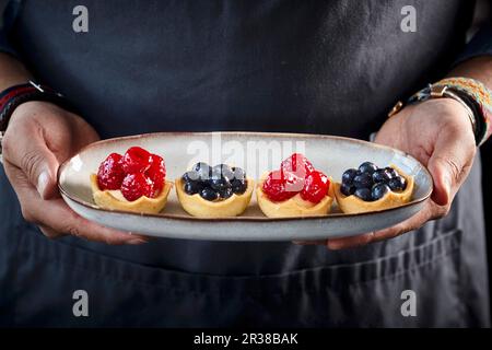 Tartes aux baies diverses sur un plat ovale Banque D'Images