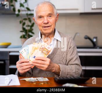 les personnes âgées ont contenté de détenir un fan de billets en euros Banque D'Images
