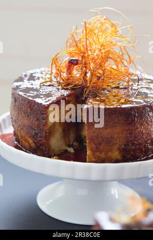 Torta quesillo (gâteau latino-américain) recouvert de fils de caramel Banque D'Images