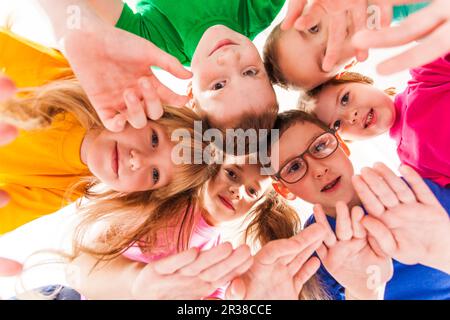 Les visages des enfants dans un rond Banque D'Images