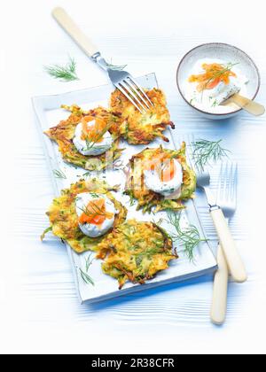 Beignets de courgettes avec garniture au fromage à la crème et saumon fumé Banque D'Images